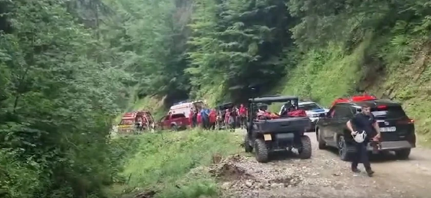 Poza pentru articolul Mașină cu 6 pasageri, răsturnată în munți. Au intervenit 4 ambulanțe