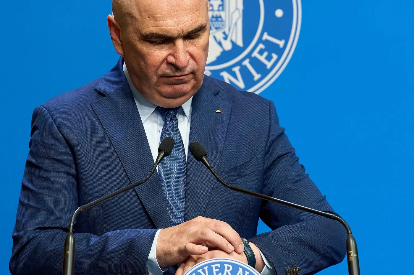 Articolul analizează criza politică din România din vara anului 2026, marcată de lipsa unui guver… — verdict APROAPE ADEVĂRAT