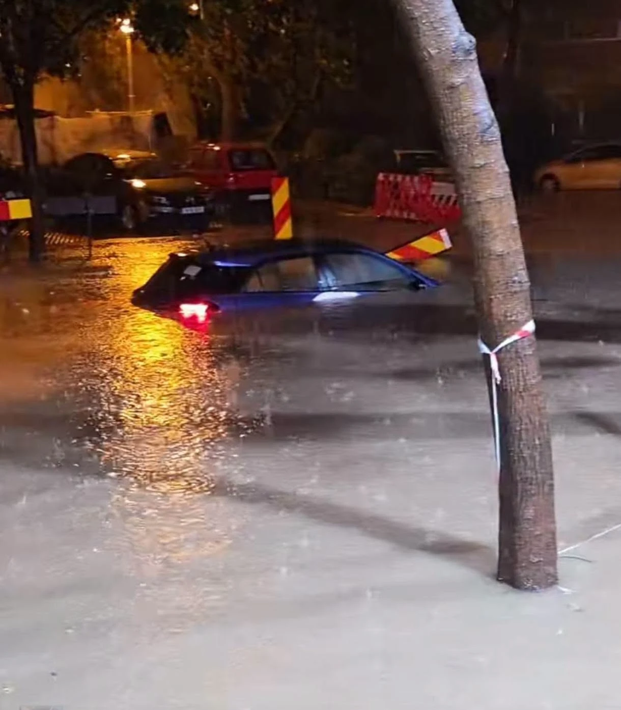 Poza pentru articolul Bucureștenii, prinși în haosul de după furtună: trafic paralizat și transport public dat peste cap FOTO&VIDEO