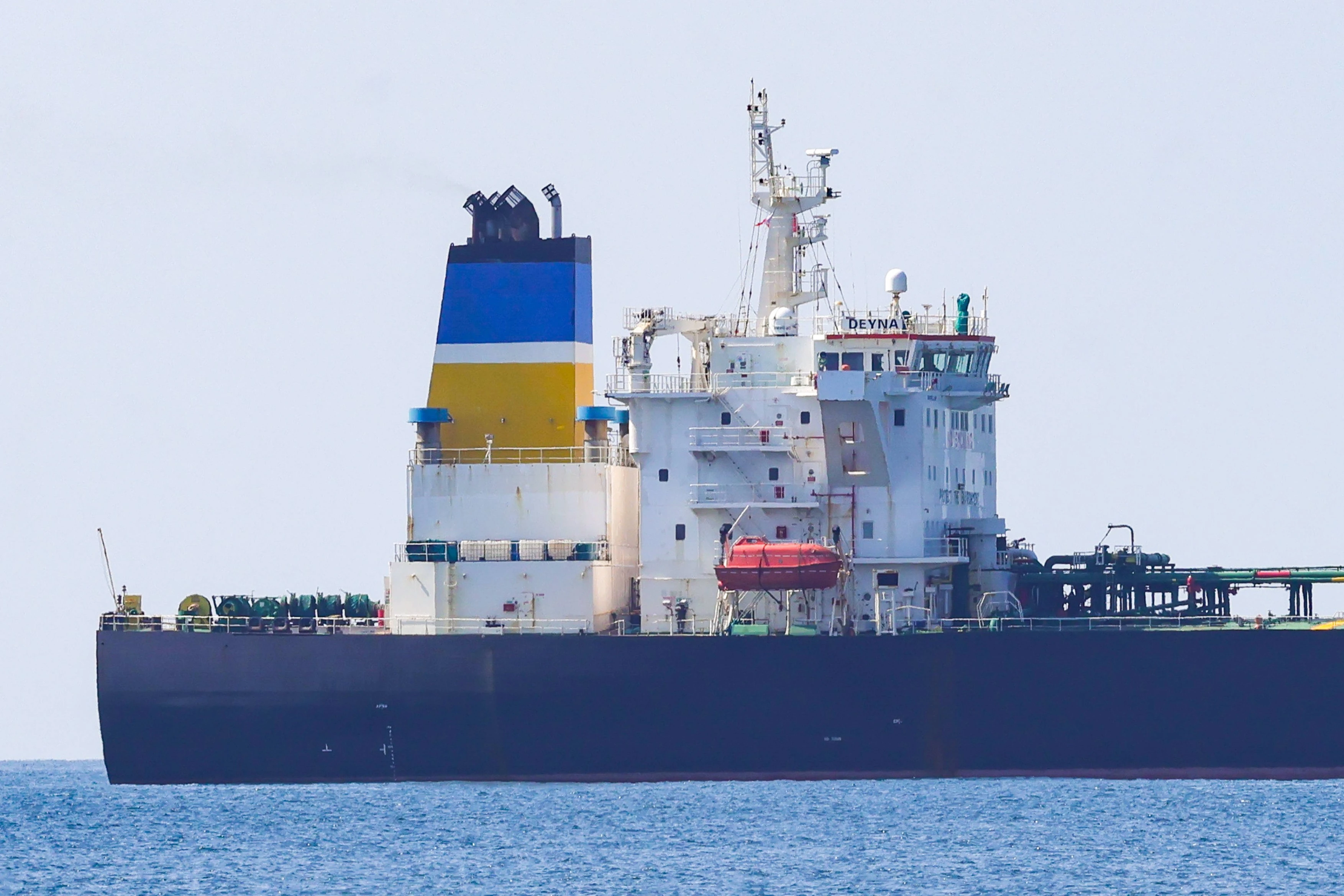 Franța escortează un petrolier suspectat că aparține flotei fantomă a Rusiei