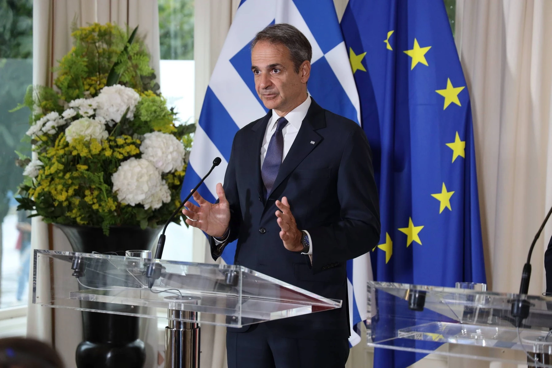 Articolul relatează despre convorbirea video dintre premierul Greciei, Kyriakos Mitsotakis, și regizorul Ch… — rated ADEVĂRAT