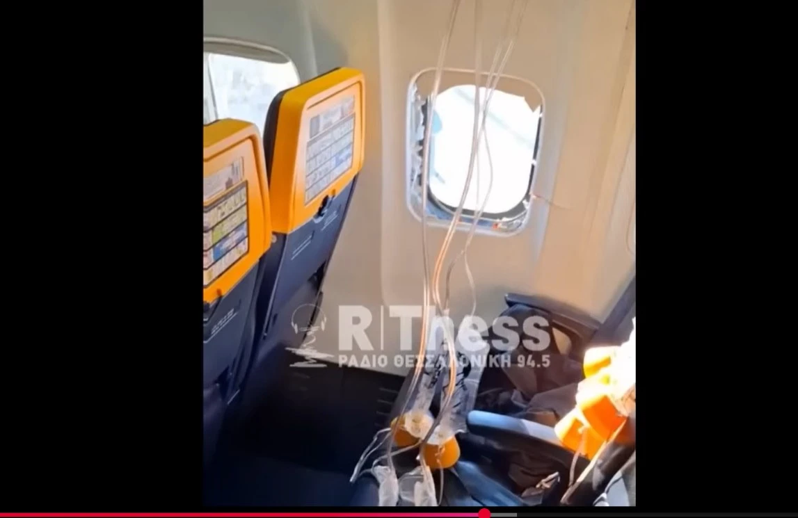 Noi imagini din avionul Ryanair cu hubloul spart: Detalii din anchetă despre salvarea pasagerului parțial aspirat în exterior VIDEO