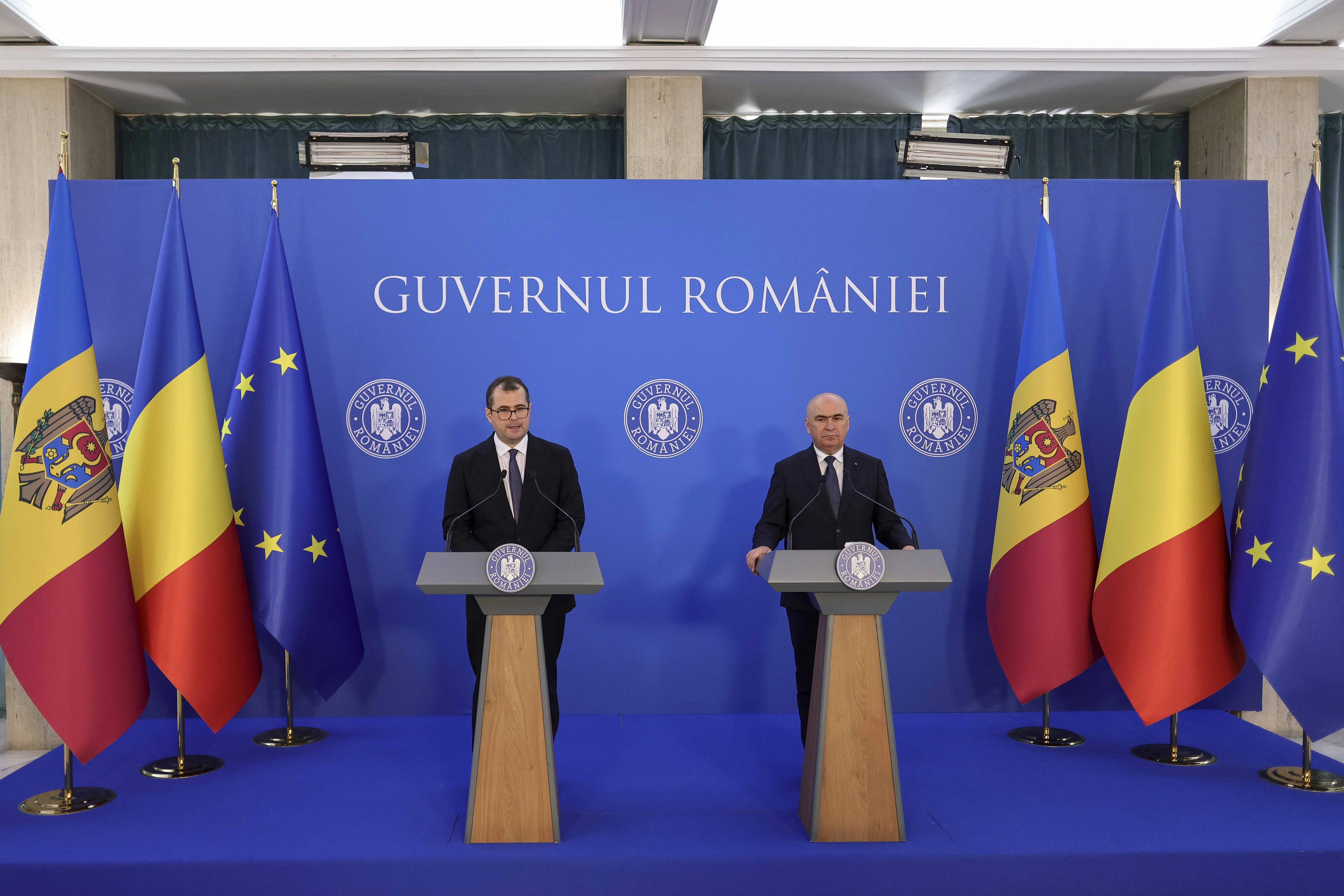 Articolul de presă care relatează întâlnirea oficială de la București dintre premierul interimar al Românie… — rated ADEVĂRAT