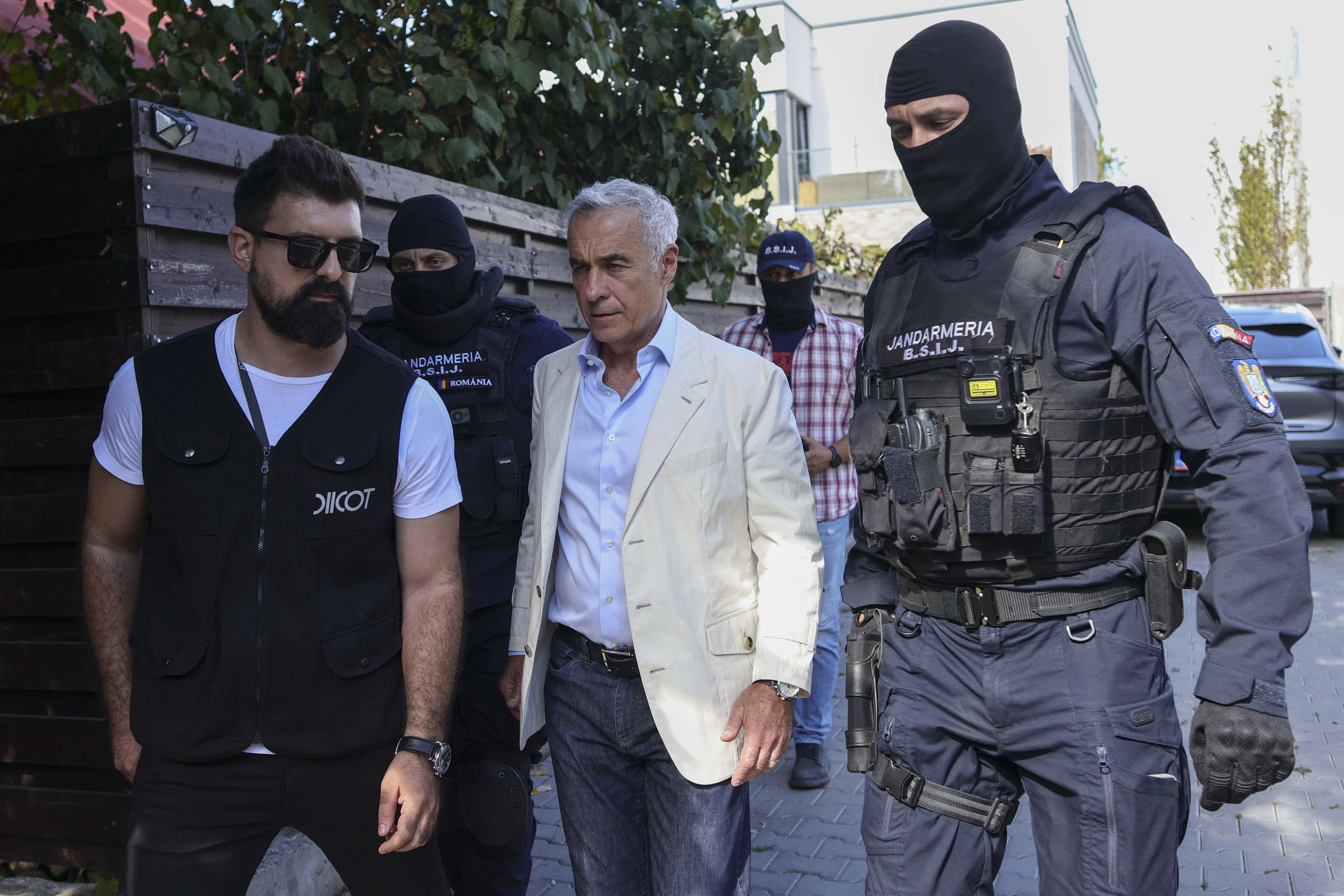 O sinteză de presă privind reținerea lui Călin Georgescu de către DIICOT pe 21 septembrie 2026, acu… — rated APROAPE ADEVĂRAT