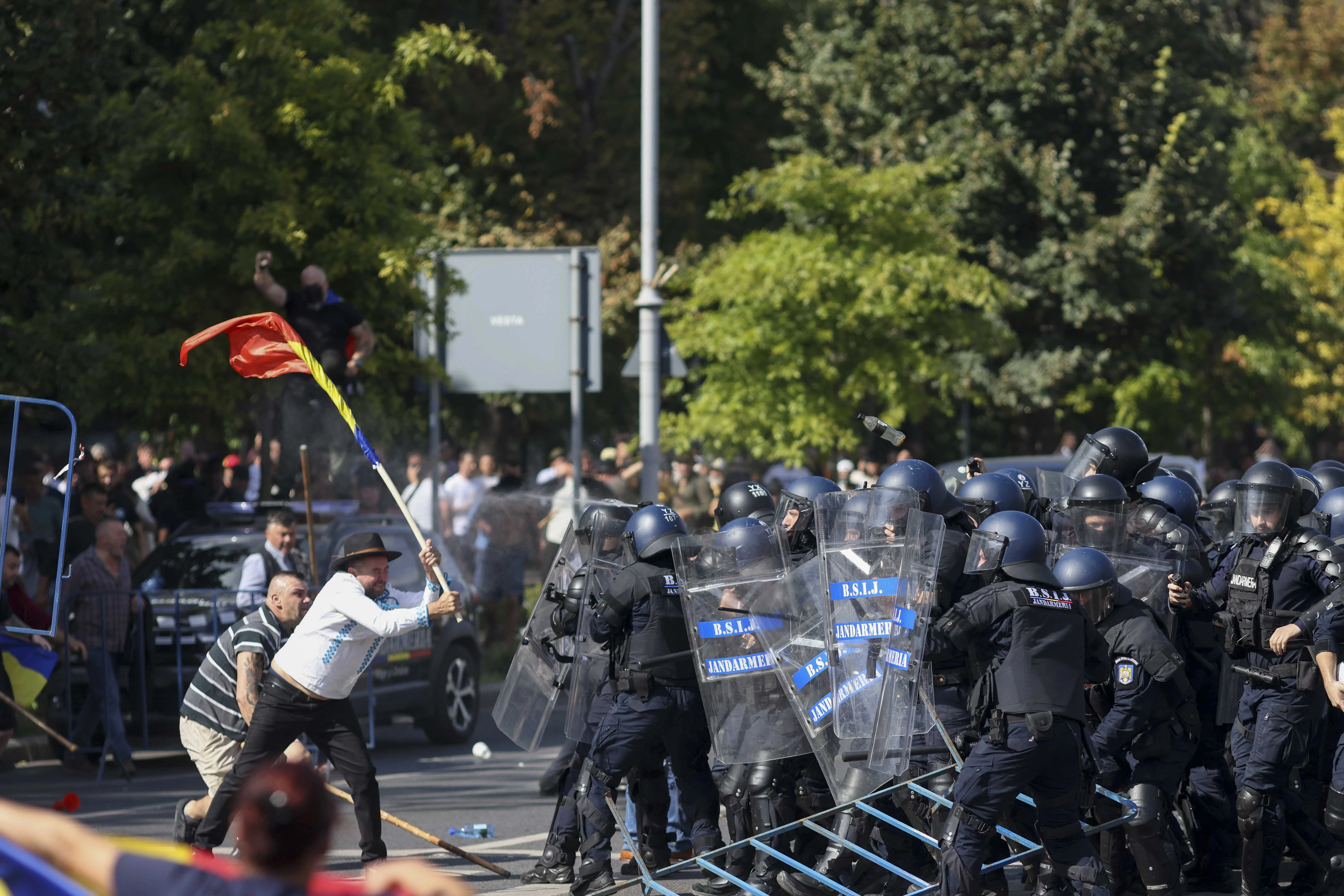 Zece persoane, reținute după violențele de la protestul fermierilor din Piața Victoriei