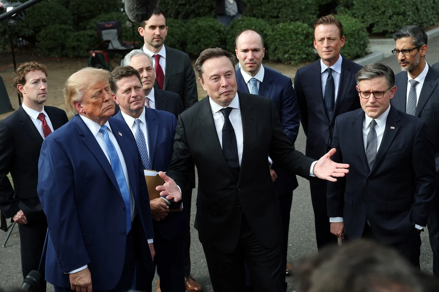 Donald Trump și giganții AI au semnat „Constituția” pentru inteligența artificială Ce promit companiile