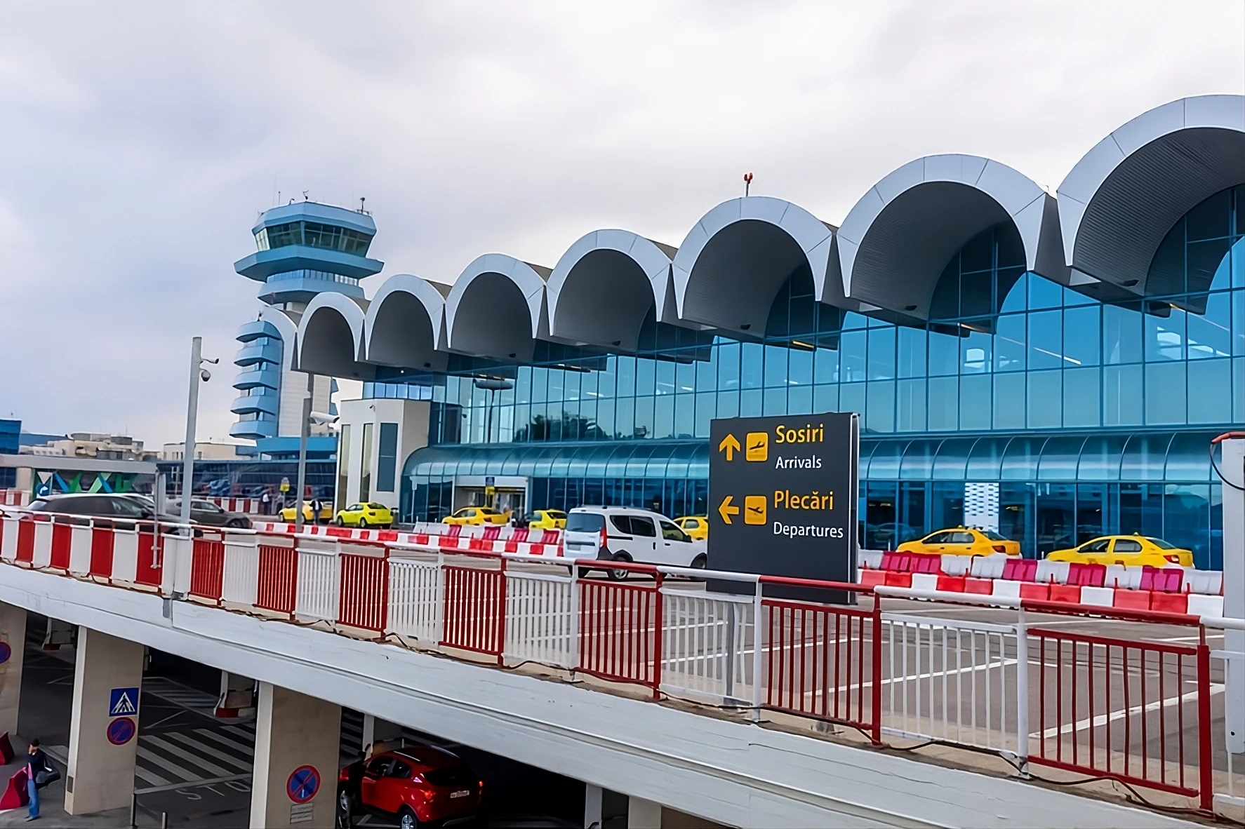 Incendiu la Aeroportul Henri Coandă, în zona dintre terminalele Sosiri și Plecări