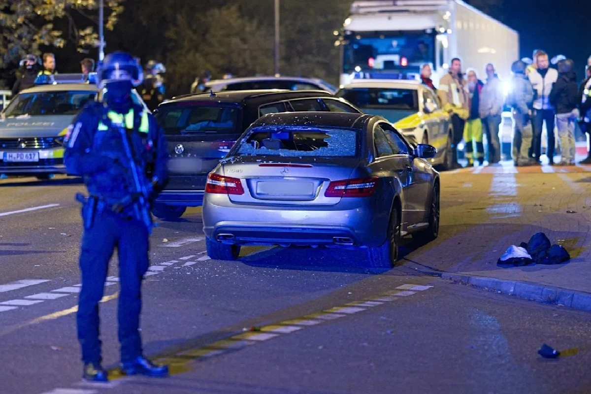 Imagine asociată subiectului: O mașină a intrat într-un grup de oameni lângă Hanovra, iar poliția a tras asupra vehiculului