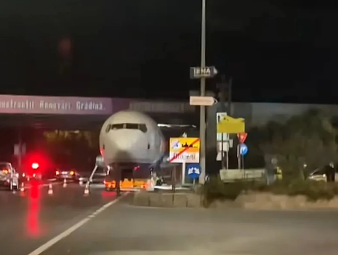 Un avion de pasageri a rămas blocat sub un pod în Balotești, în timpul transportului rutier