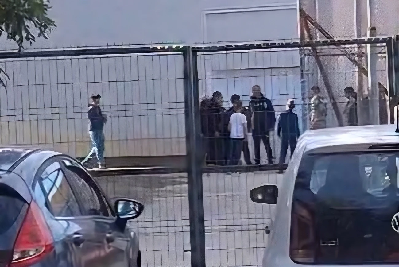 Bătaie în curtea unei școli din Timișoara! Părinții au sărit la un profesor după ce acesta le-a certat copilul. Scandalul, filmat - VIDEO
