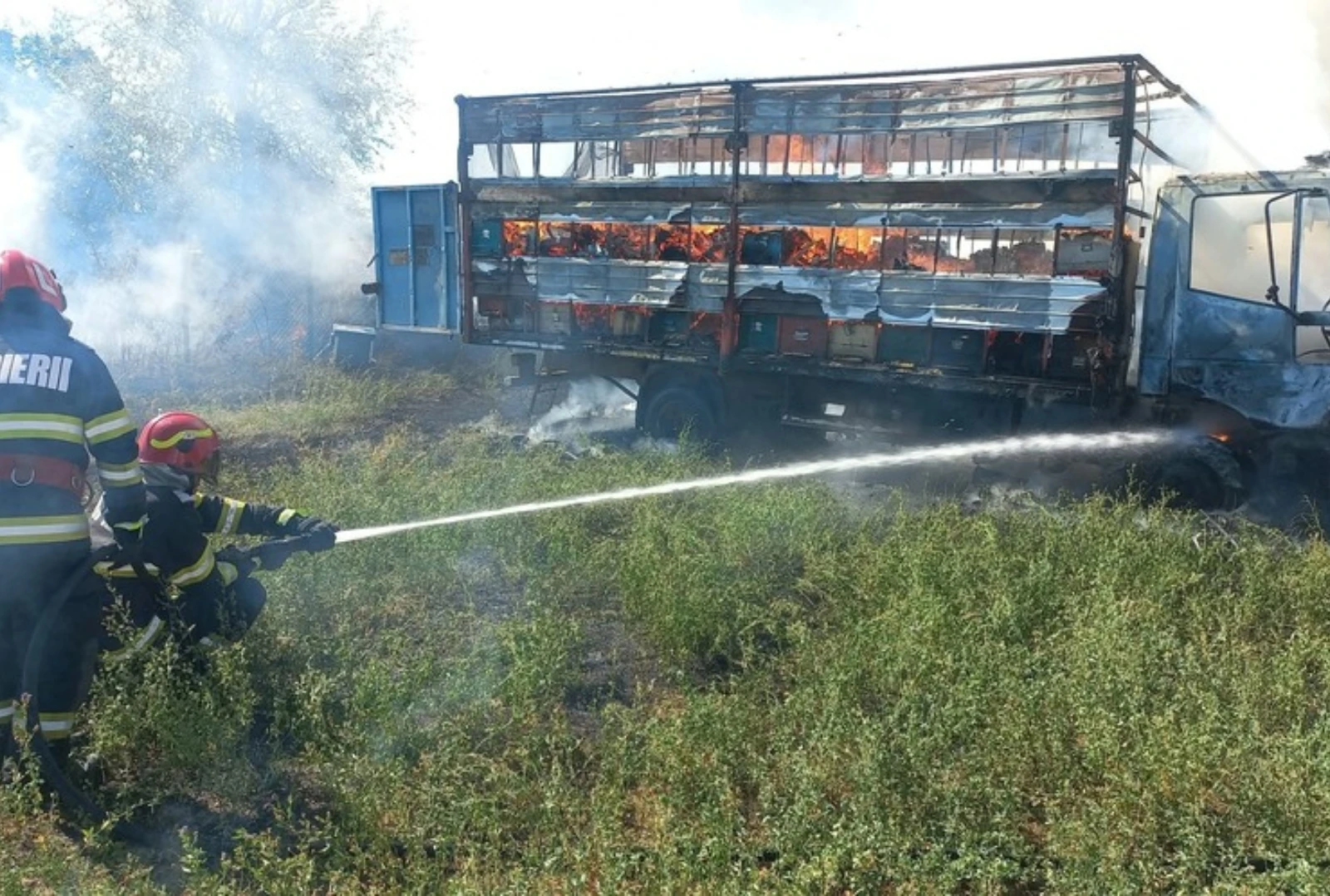 Incendiu puternic în județul Argeș. Un autocamion încărcat cu stupi a fost făcut scrum – FOTO
