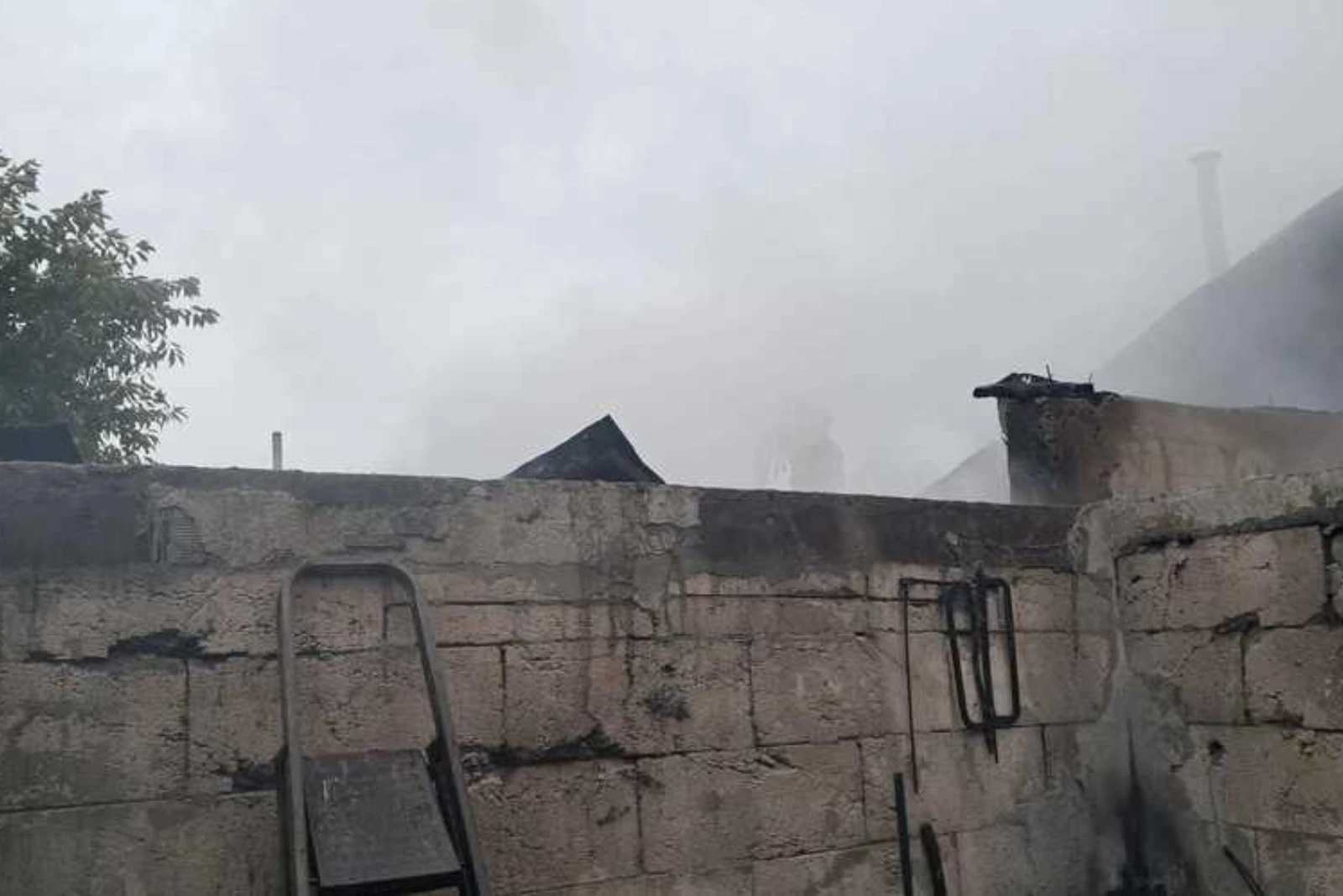 Incendiu la trei case din Brăila, cu o femeie intoxicată cu fum