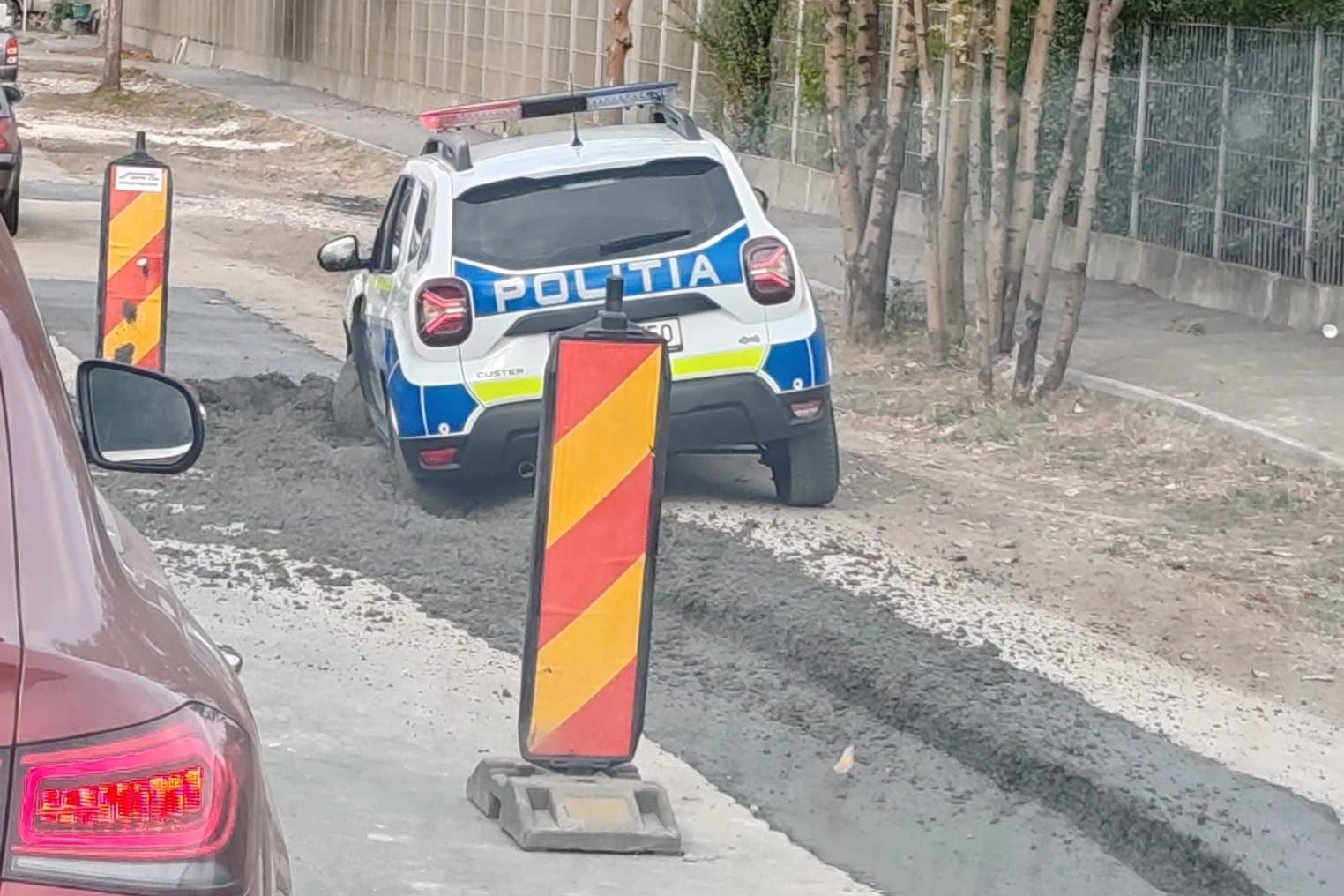 Mașină de poliție, blocată în betonul proaspăt turnat la Brașov. Echipajul se grăbea la un accident mortal