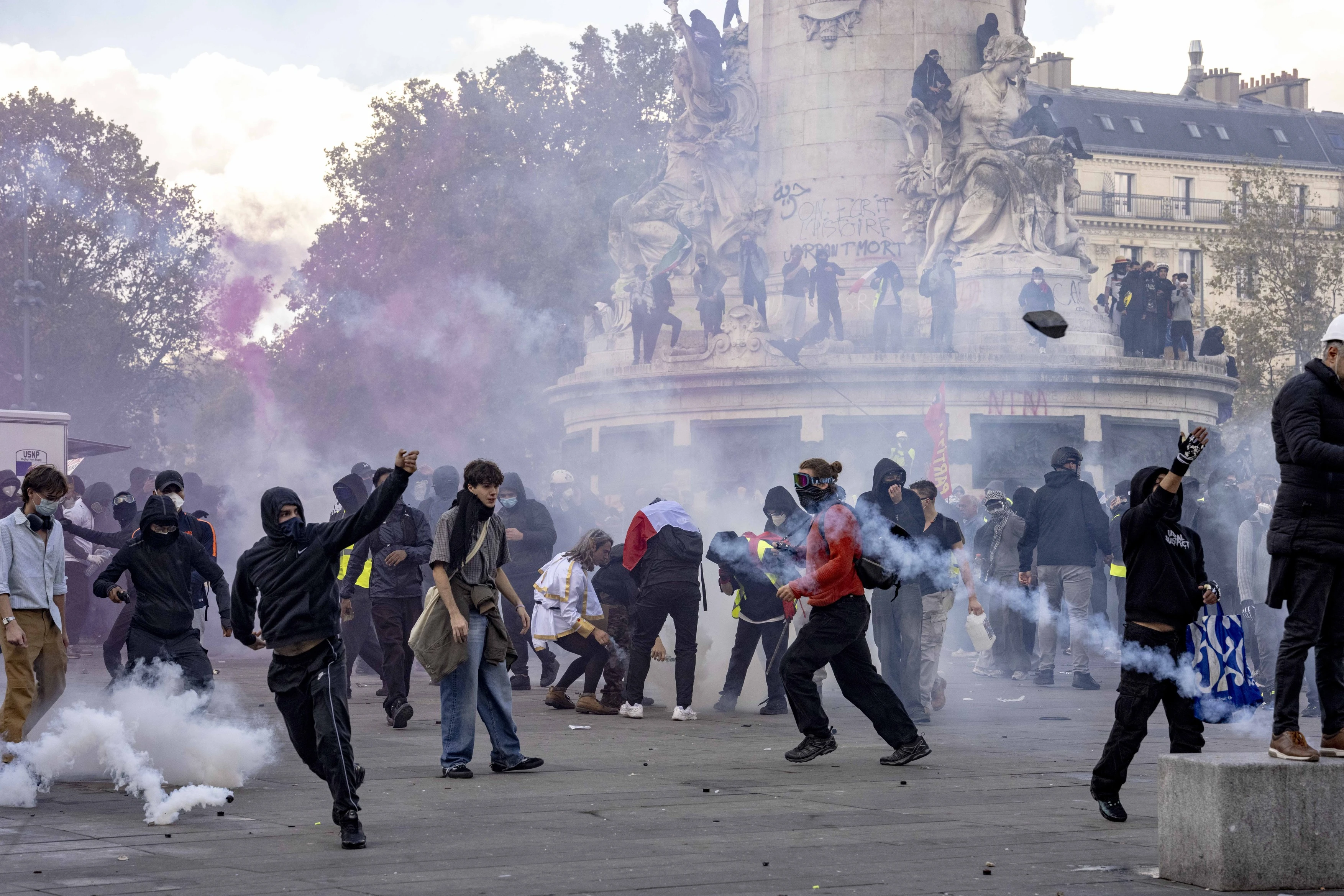Franța: 1.200 de persoane reținute și 150 de polițiști răniți în timpul protestelor